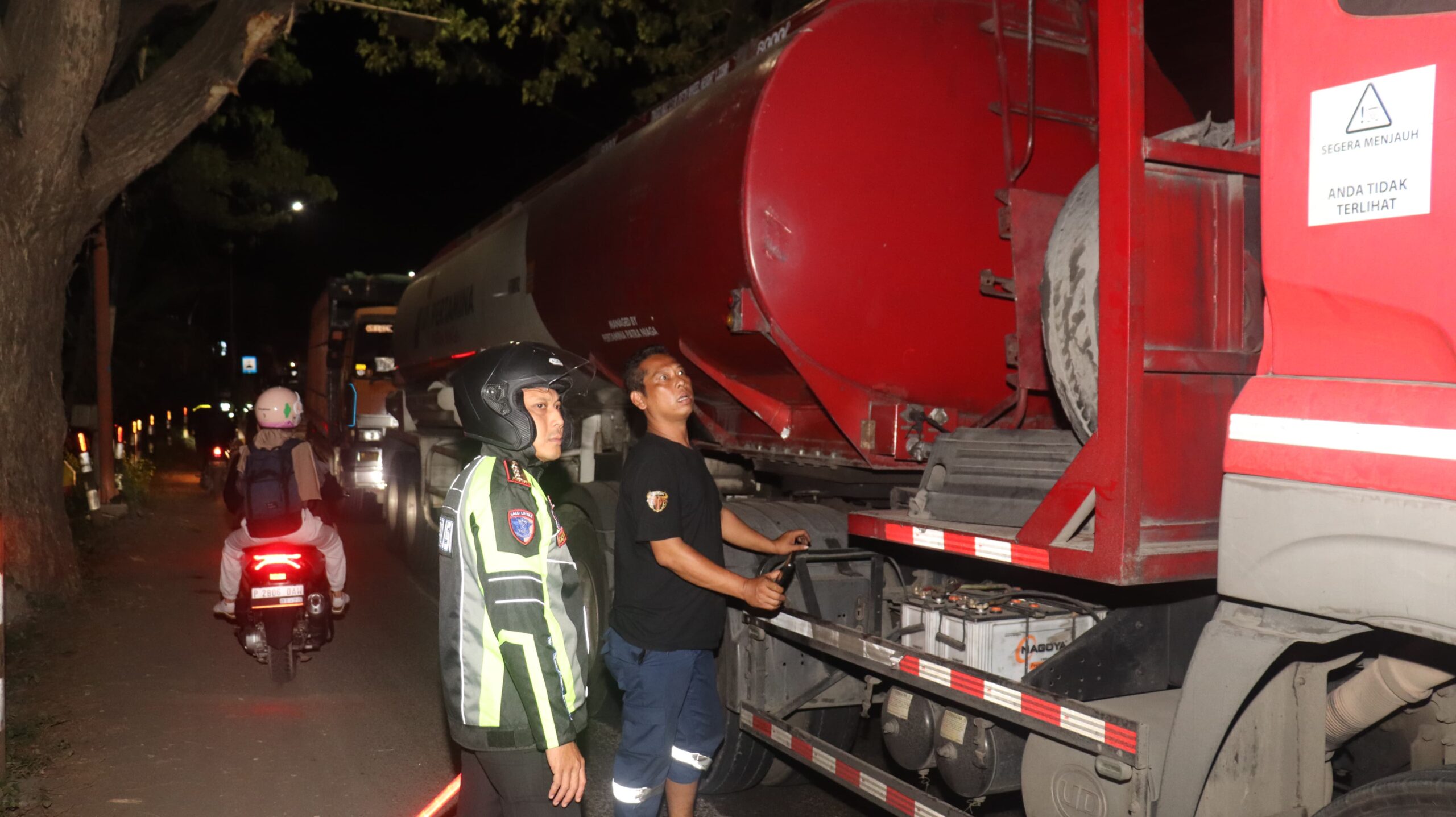 Mengantisipasi lonjakan arus kendaraan di kawasan Pelabuhan Ketapang, Polresta Banyuwangi Polda Jatim mengerahkan seluruh kekuatan personelnya.