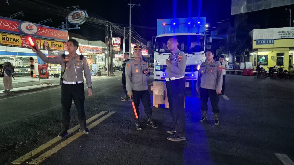 Mengantisipasi lonjakan arus kendaraan di kawasan Pelabuhan Ketapang, Polresta Banyuwangi Polda Jatim mengerahkan seluruh kekuatan personelnya