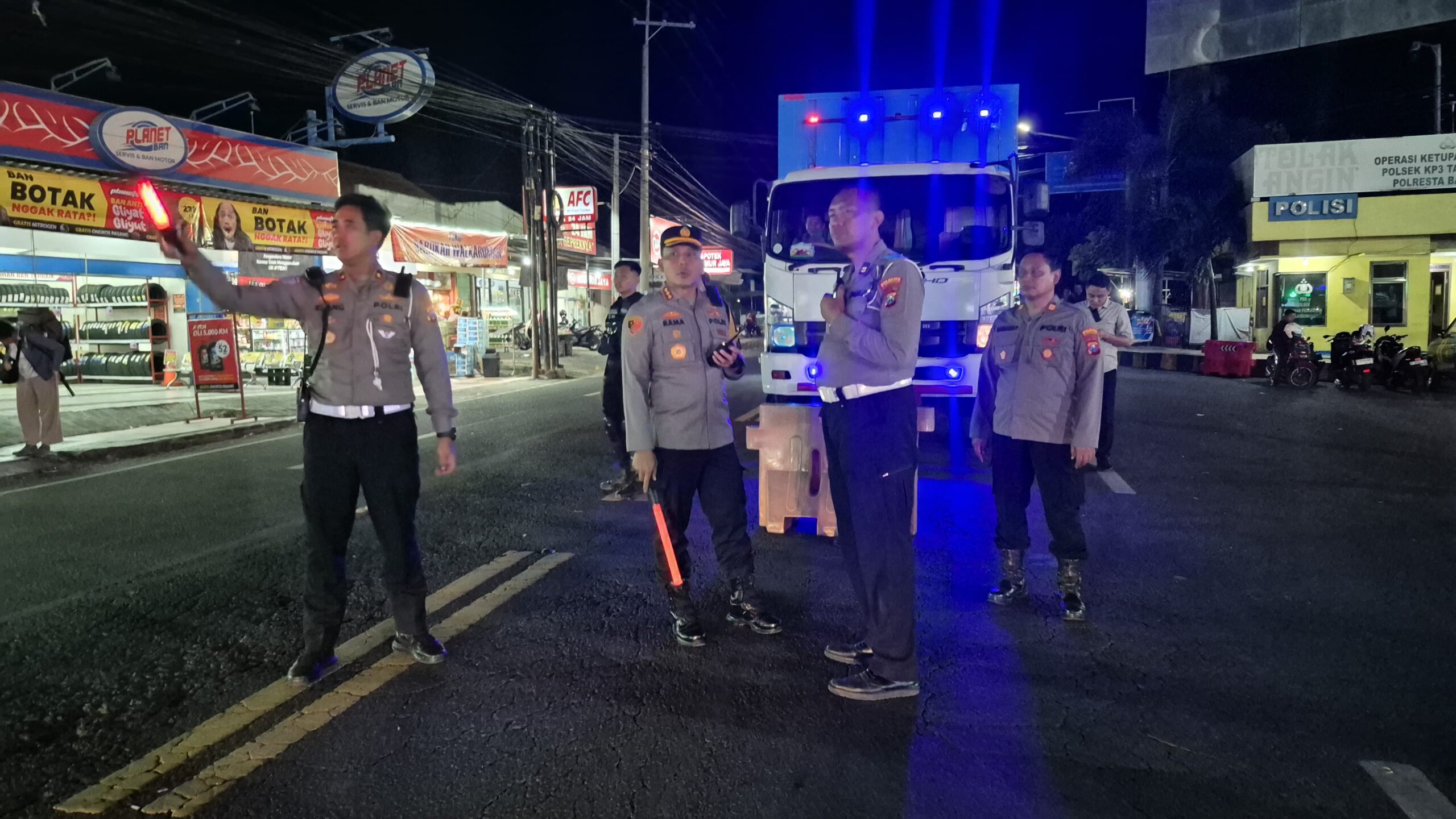 Mengantisipasi lonjakan arus kendaraan di kawasan Pelabuhan Ketapang, Polresta Banyuwangi Polda Jatim mengerahkan seluruh kekuatan personelnya